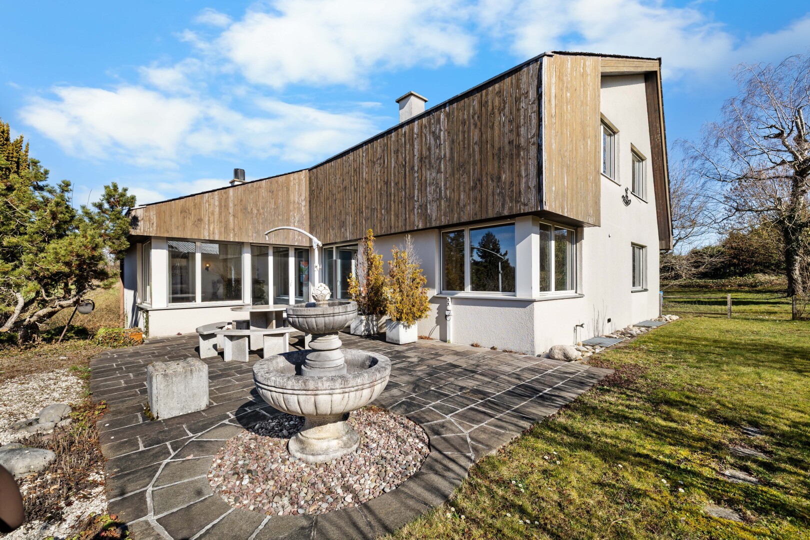 façade avec bardage en bois, property visible, day time, bardage vertical, et pelouse