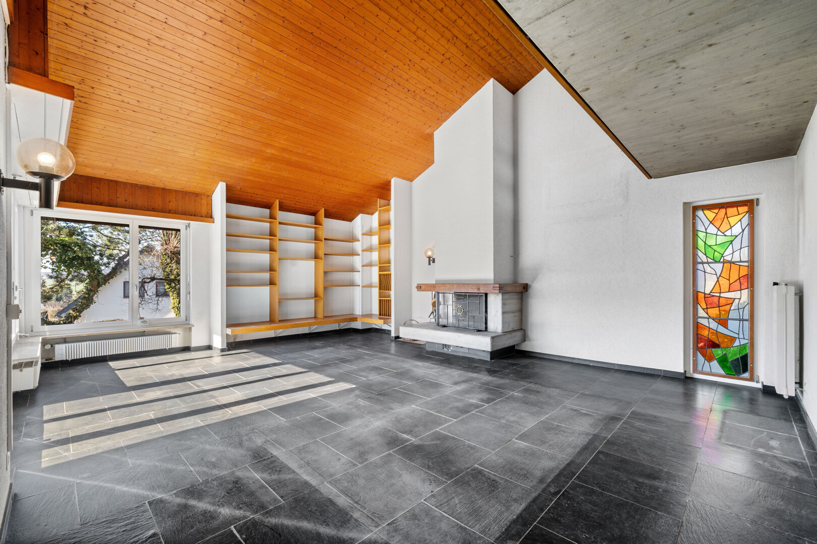 salon avec lumière naturelle, natural light, plafond voûté, vaulted ceiling, et inside community