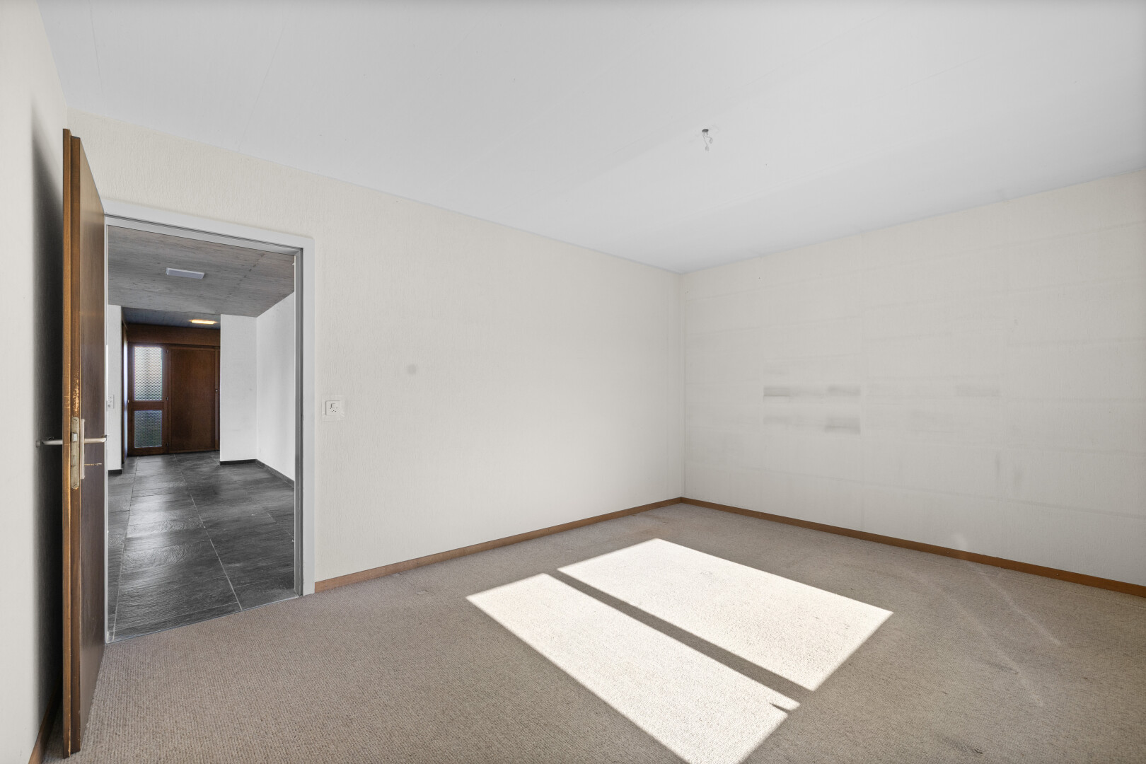 pièce vide avec inside community, moquette, carpet, plinthes murales, et baseboards wall
