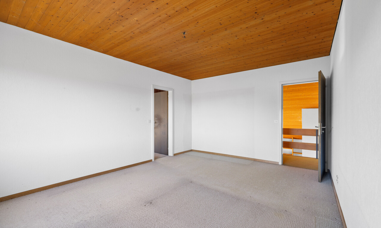 pièce vide avec moquette, carpet, cloison sèche, drywall, et inside property