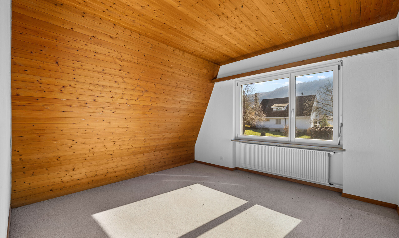 pièce vide avec wood ceiling, plafond en bois, radiateur, carpet, et moquette