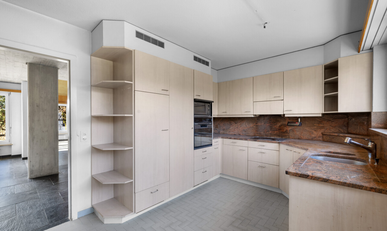 cuisine avec étagères ouvertes, open shelves, dark countertops, lumière naturelle, et natural light