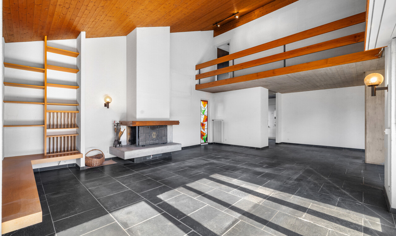 salon avec inside community, track lighting, éclairage sur rail, wood ceiling, et plafond en bois