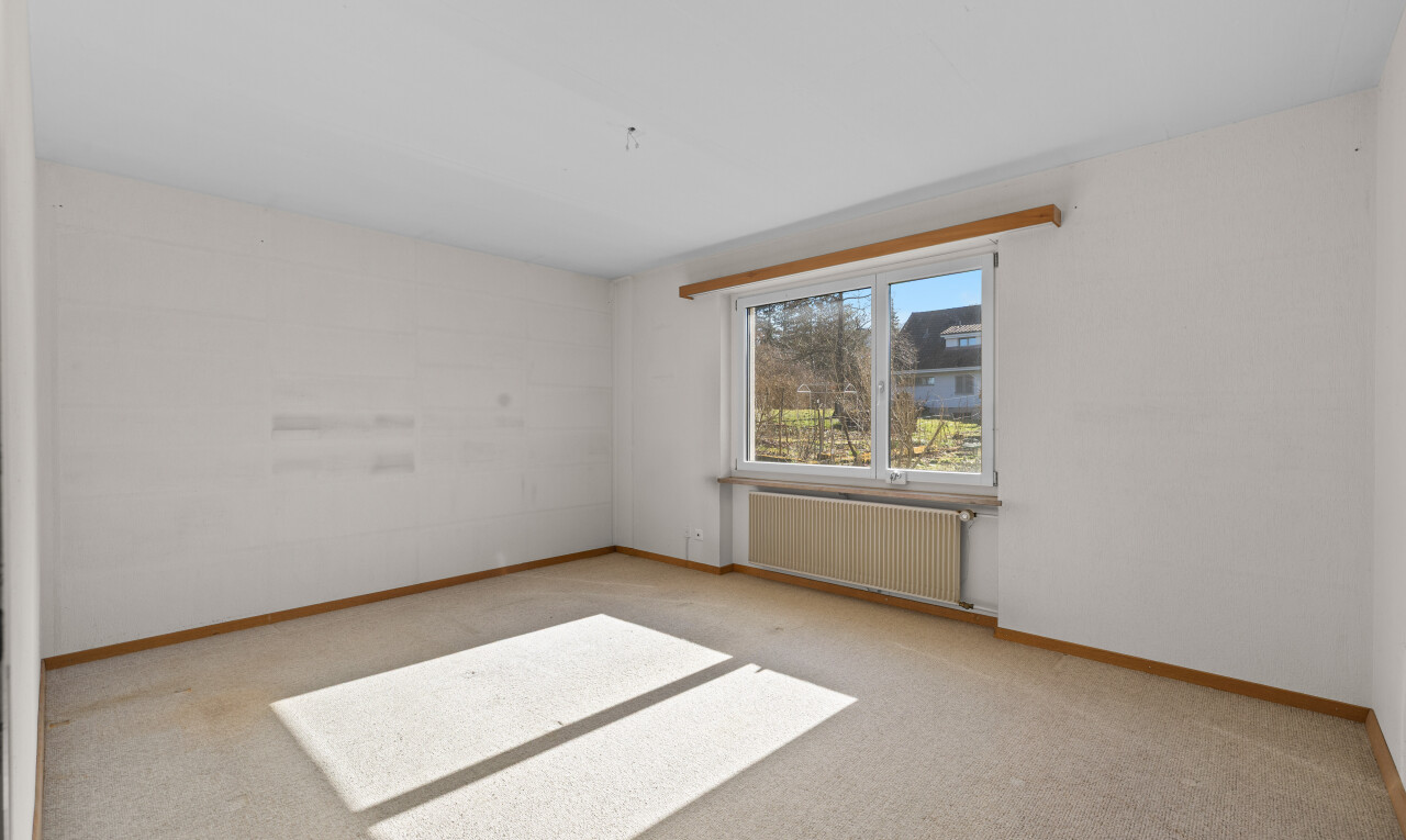 pièce vide avec day time, moquette, carpet, radiateur, et inside property