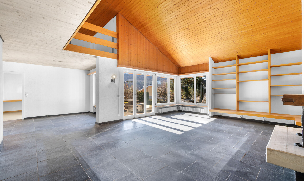 salon avec inside property, plafond haut, high ceiling, lumière naturelle, et natural light
