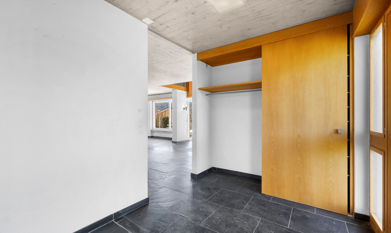 pièce vide avec cloison sèche, drywall, dark floor, inside property, et plafond en béton