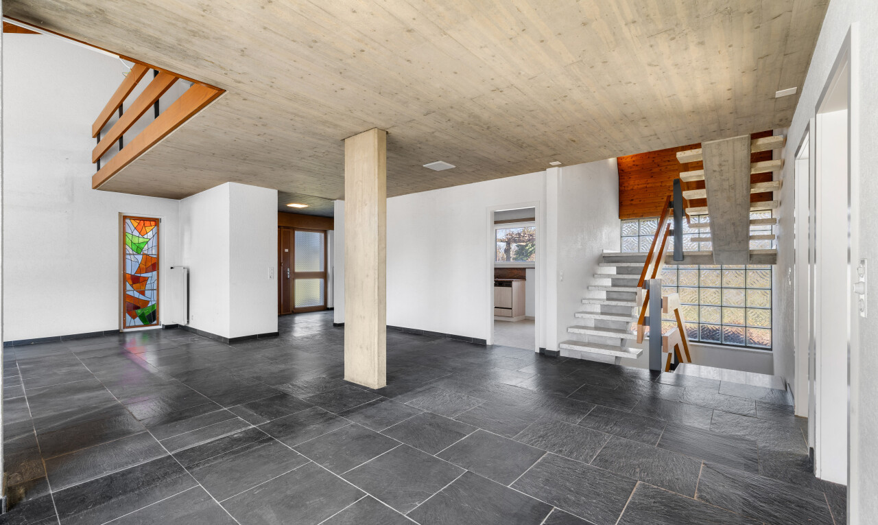 innenraum mit inside property, treppen, gipskartonwand, drywall, und natürliches licht