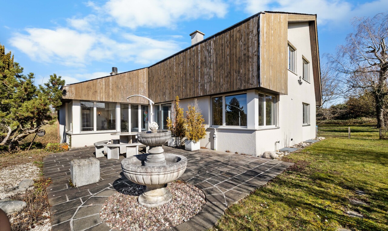 façade avec bardage en bois, property visible, day time, bardage vertical, et pelouse