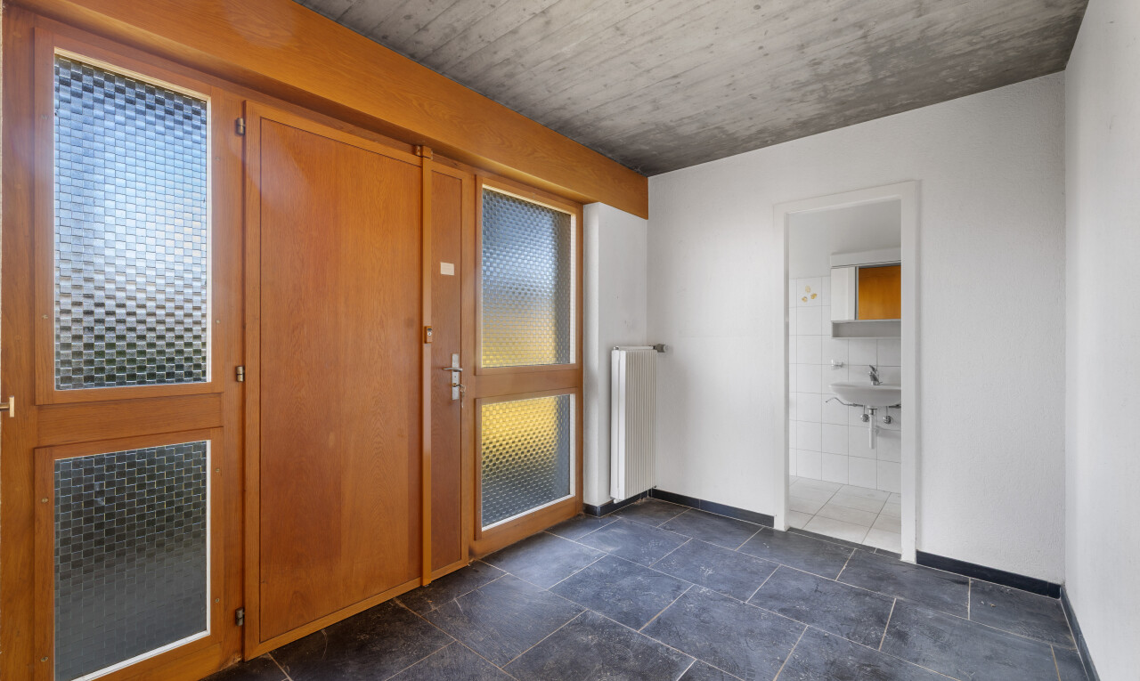 leerer raum mit inside community, gipskartonwand, drywall, und dark floor