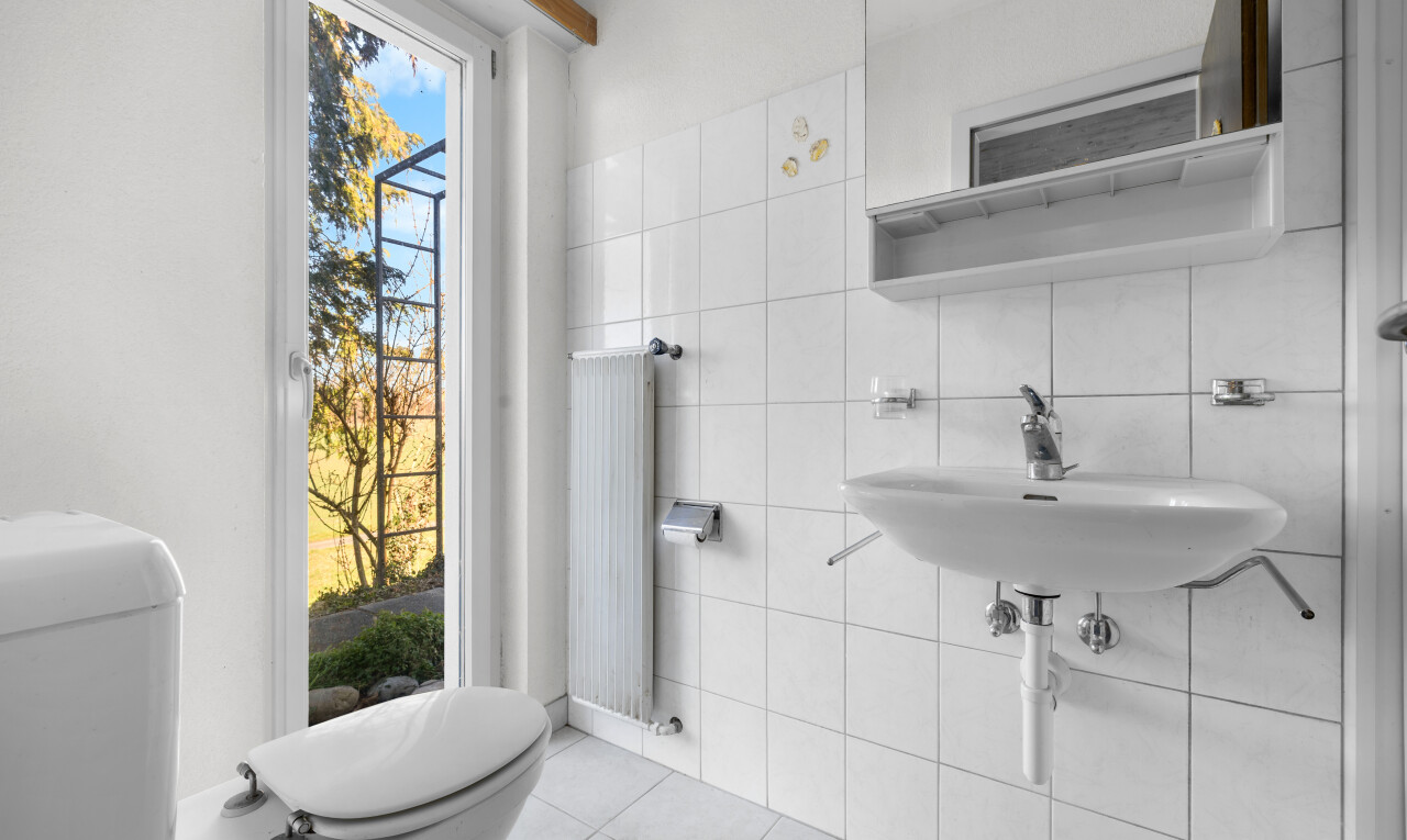 bad mit toilette, spiegel, kühler, fliesenwand, und tile wall