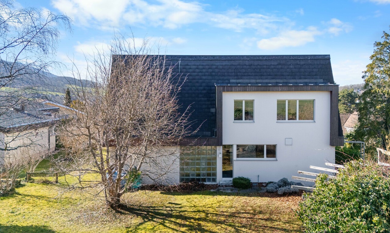 außenansicht mit day time, stuckverkleidung, rasen, und property visible