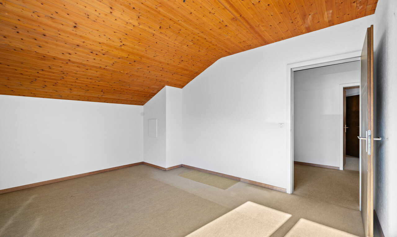 pièce vide avec pièce supplémentaire, inside property, moquette, carpet, et plafond voûté
