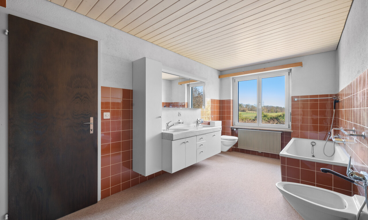 salle de bains avec mur en carrelage, tile wall, day time, salle de bain complète, et double vasque