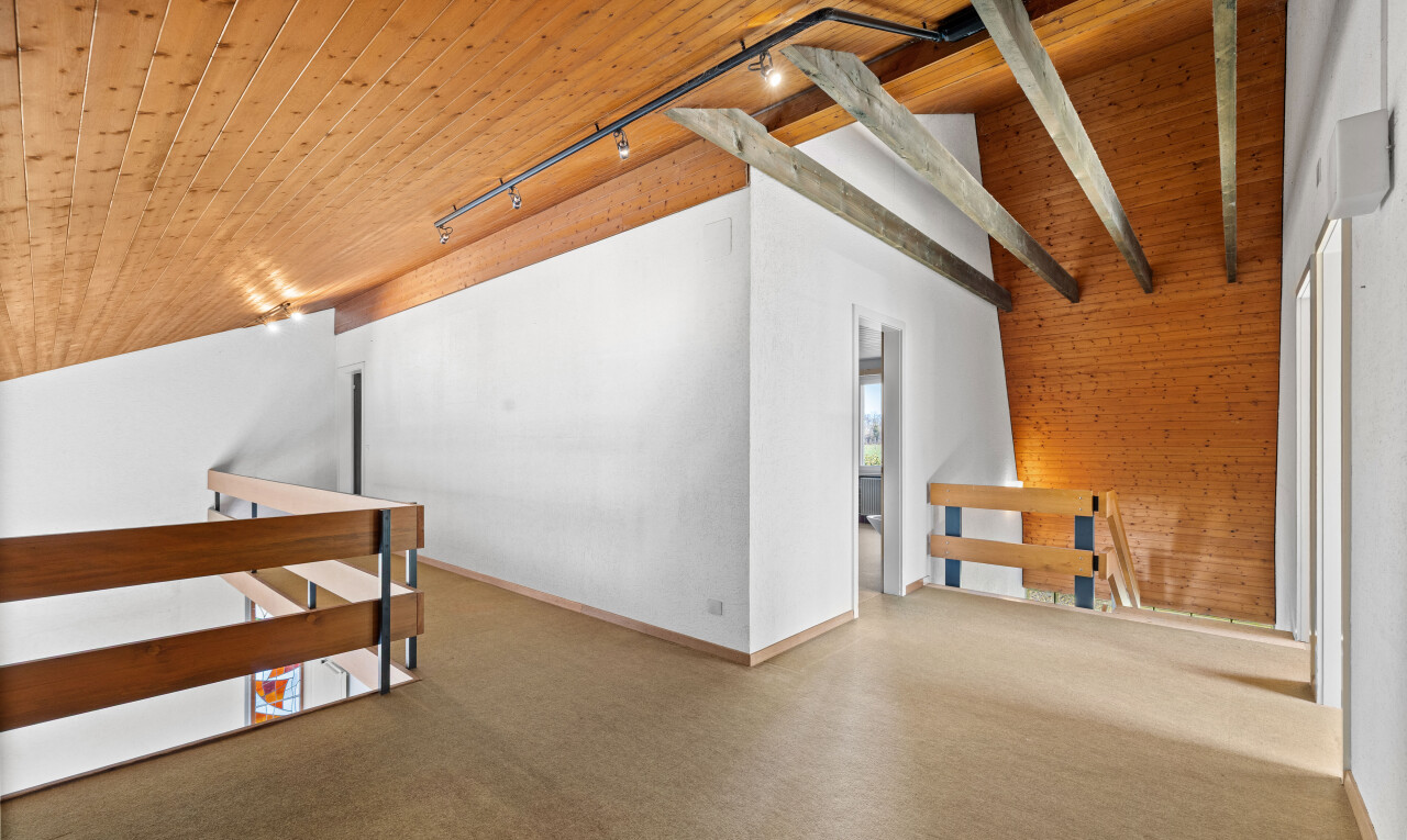 chambre avec plafond en bois, wood ceiling, éclairage sur rail, track lighting, et plafond voûté