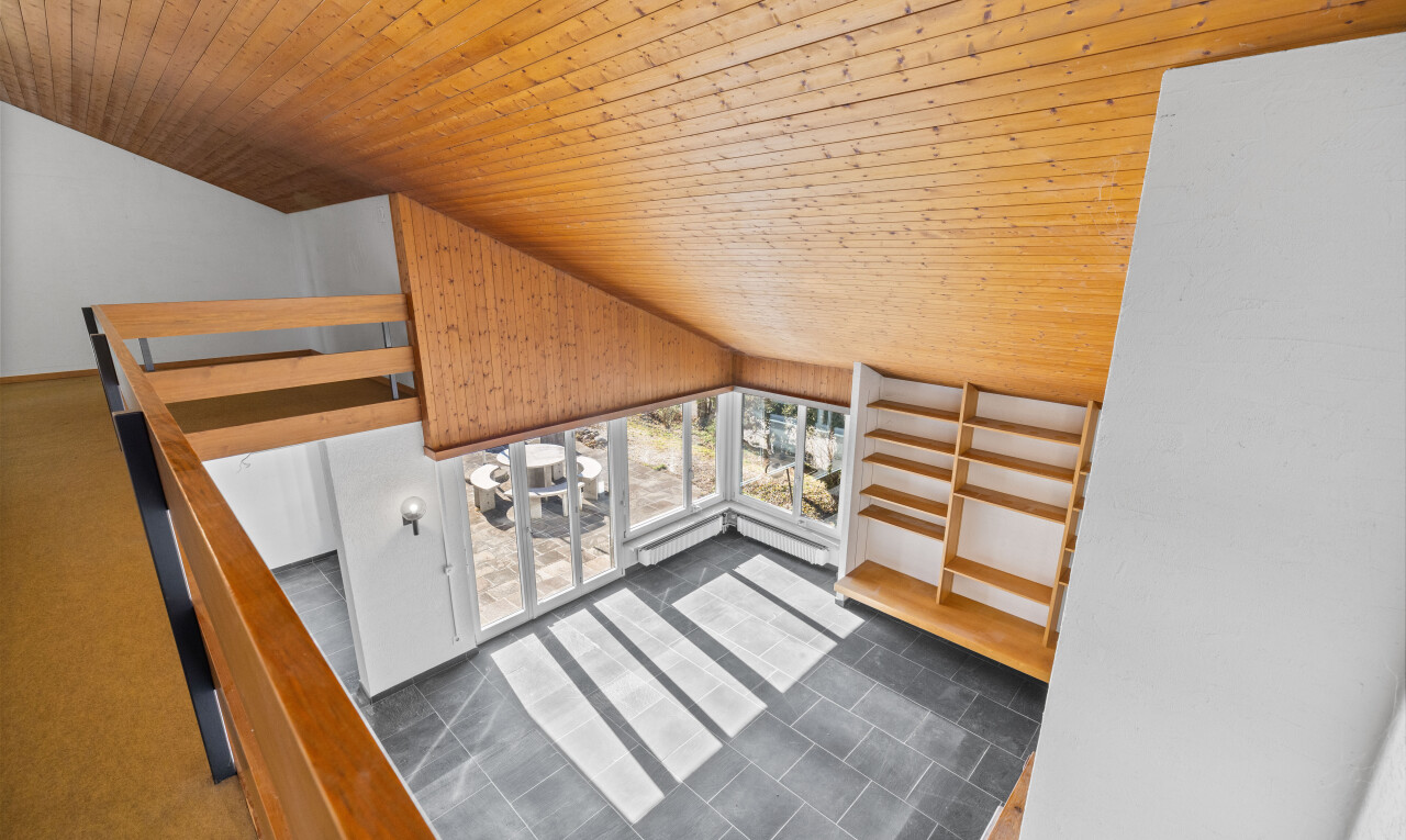 escaliers avec plafond en bois, wood ceiling, inside property, lumière naturelle, et natural light