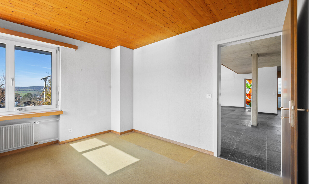 pièce vide avec day time, inside property, radiateur, lumière naturelle, et natural light