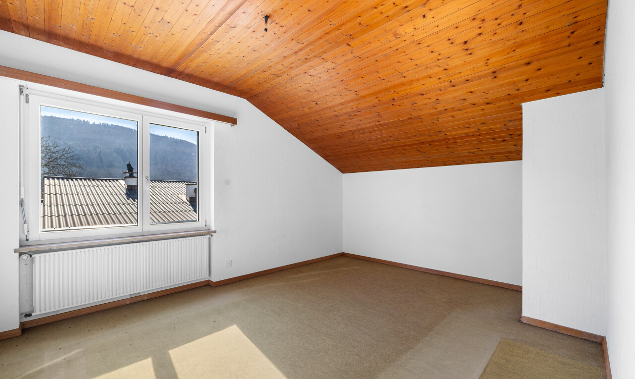 pièce vide avec inside property, radiateur, natural light, lumière naturelle, et low ceiling