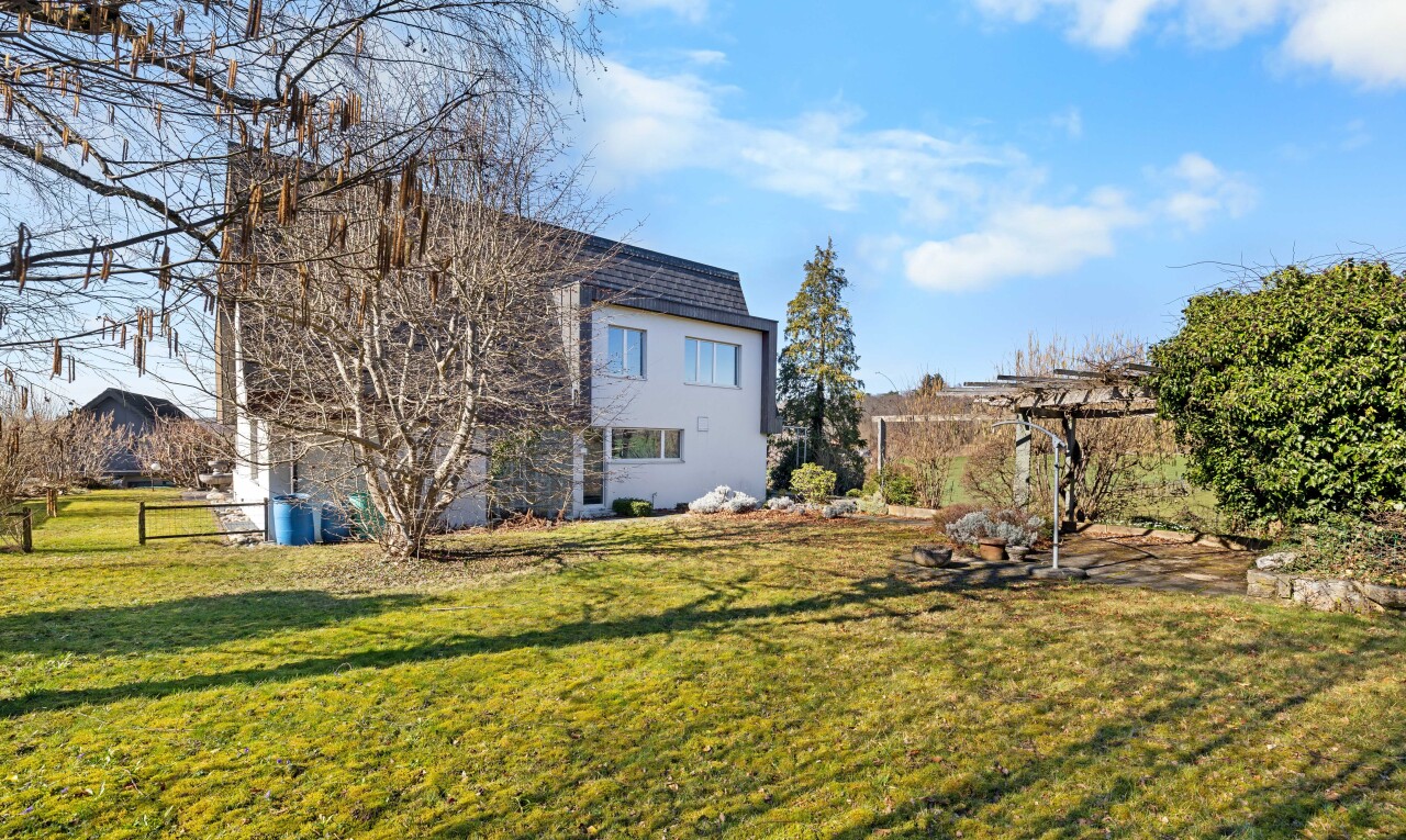 außenansicht mit rasen, from property, day time, und zaun