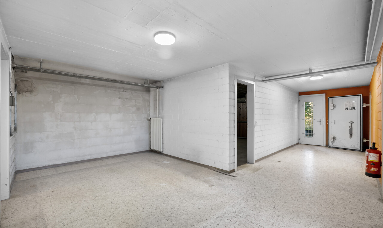 pièce vide avec inside property, mur en blocs de béton, concrete block wall, radiateur, et sous-sol