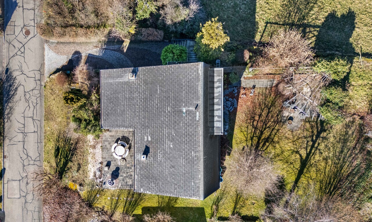 détails avec roof, aerial view, exterior, et wall / siding