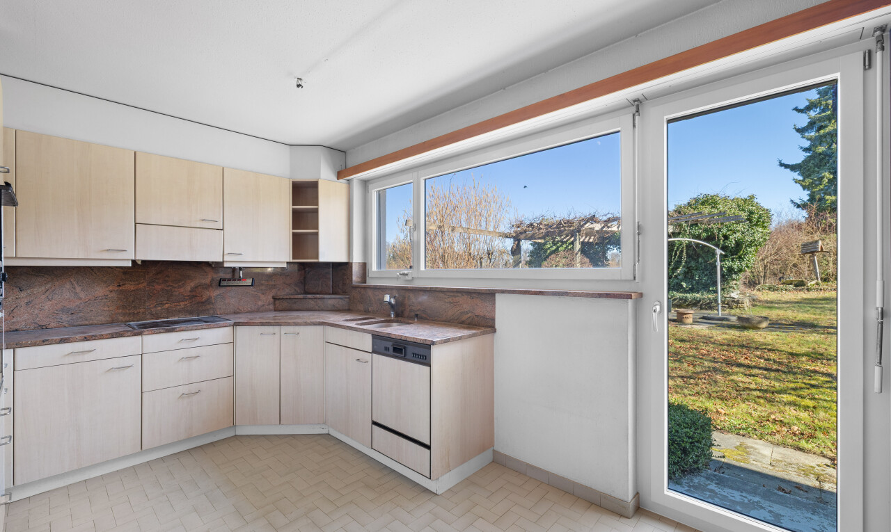 küche mit light floor, inside property, offene regale, open shelves, und geschirrspülmaschine