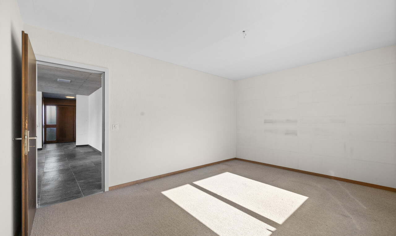 pièce vide avec inside community, moquette, carpet, plinthes murales, et baseboards wall