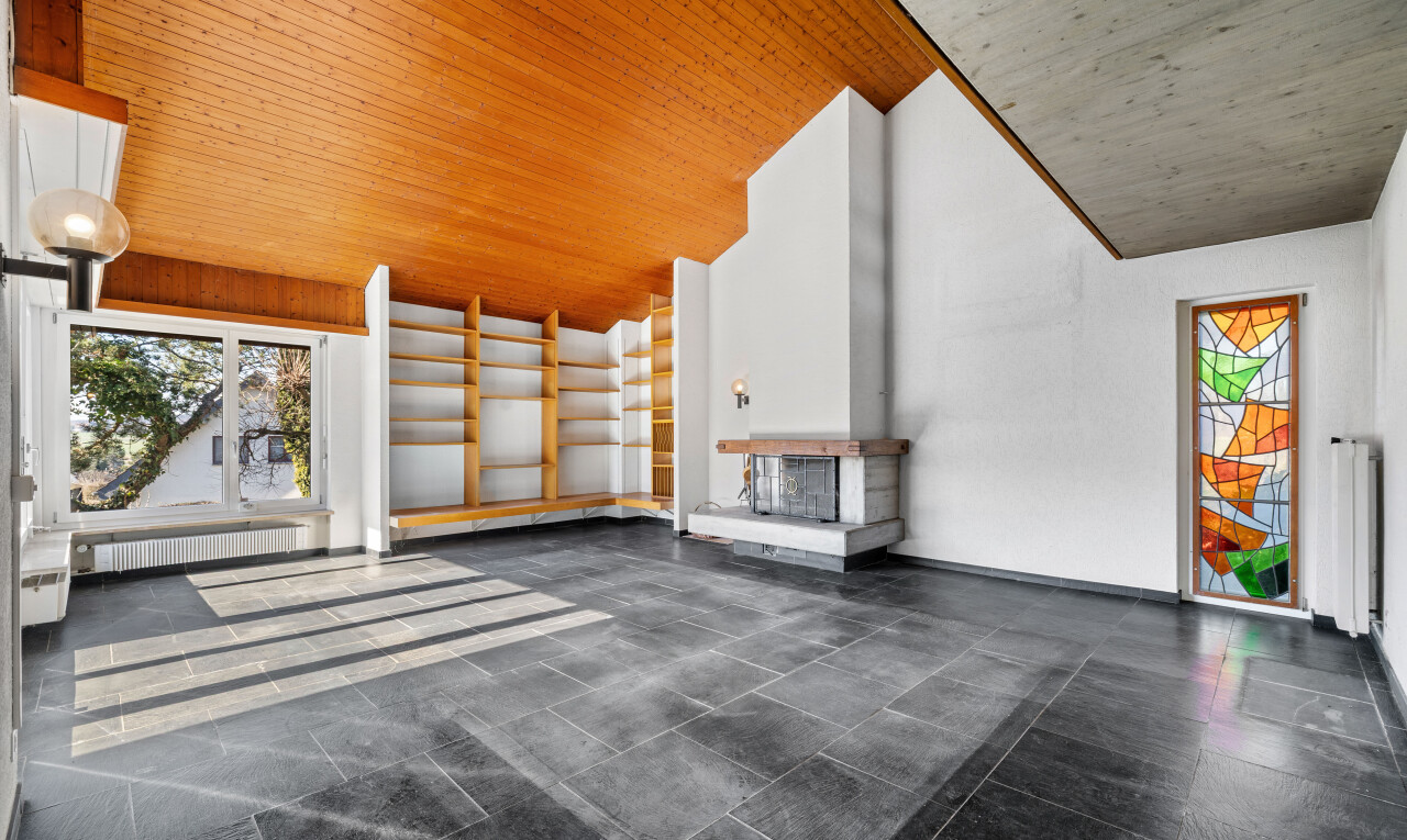salon avec lumière naturelle, natural light, plafond voûté, vaulted ceiling, et inside community