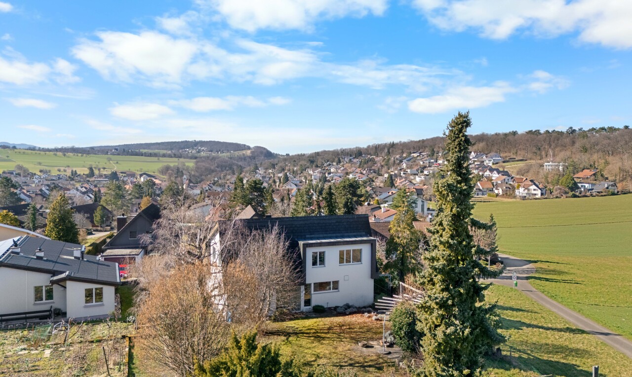 façade avec day time, vue résidentielle, residential view, pelouse, et drone view