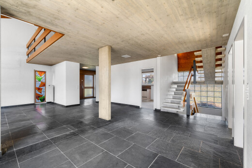 espace intérieur avec inside property, escaliers, cloison sèche, drywall, et lumière naturelle