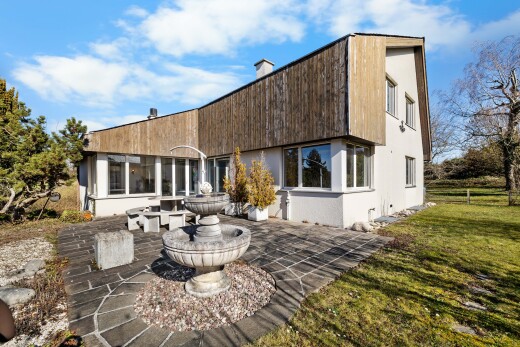 façade avec bardage en bois, property visible, day time, bardage vertical, et pelouse