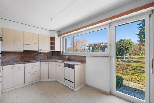cuisine avec light floor, inside property, étagères ouvertes, open shelves, et lave-vaisselle