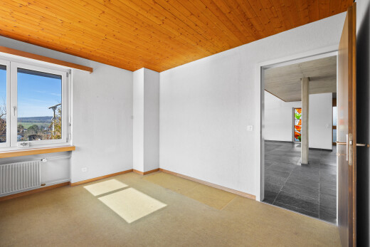 pièce vide avec day time, inside property, radiateur, lumière naturelle, et natural light