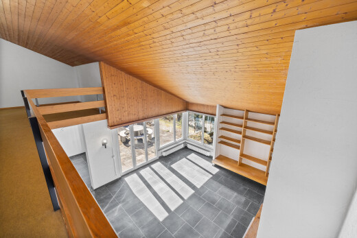 escaliers avec plafond en bois, wood ceiling, inside property, lumière naturelle, et natural light