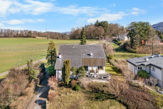 façade avec day time, property visible, terrasse, vue sur les bois, et woods view