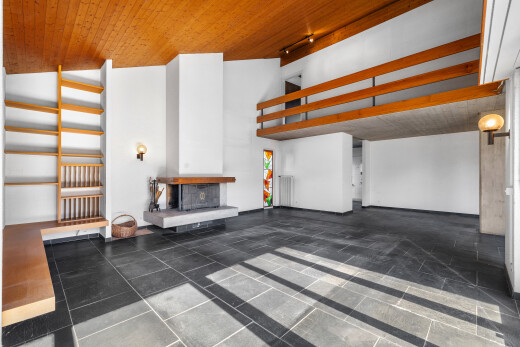 salon avec inside community, track lighting, éclairage sur rail, wood ceiling, et plafond en bois