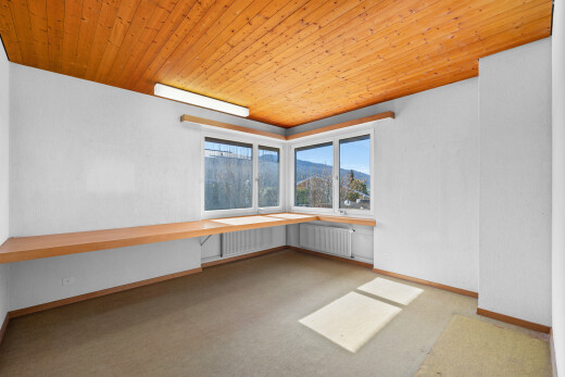 pièce vide avec moquette, carpet, plafond en bois, wood ceiling, et radiateur