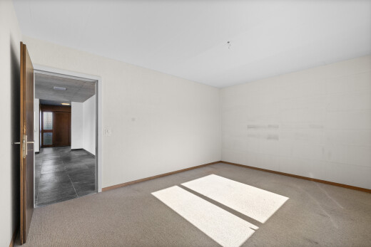 pièce vide avec inside community, moquette, carpet, plinthes murales, et baseboards wall