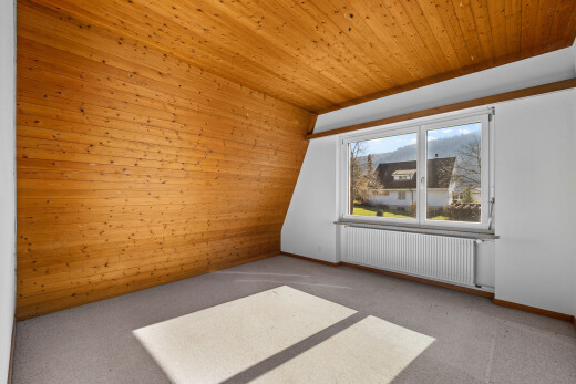 pièce vide avec wood ceiling, plafond en bois, radiateur, carpet, et moquette