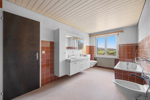 salle de bains avec mur en carrelage, tile wall, day time, salle de bain complète, et double vasque