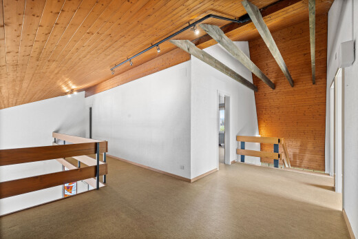 chambre avec plafond en bois, wood ceiling, éclairage sur rail, track lighting, et plafond voûté