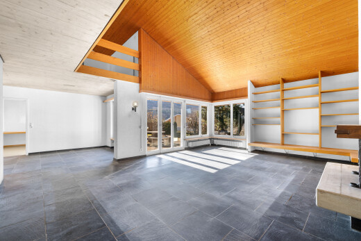 salon avec inside property, plafond haut, high ceiling, lumière naturelle, et natural light