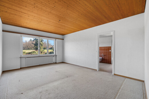 pièce vide avec day time, radiateur, wood ceiling, plafond en bois, et natural light