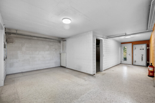 pièce vide avec inside property, mur en blocs de béton, concrete block wall, radiateur, et sous-sol
