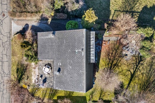 détails avec roof, aerial view, exterior, et wall / siding