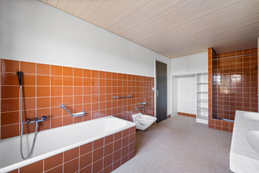 salle de bains avec salle de bain complète, bain, inside property, tile wall, et mur en carrelage