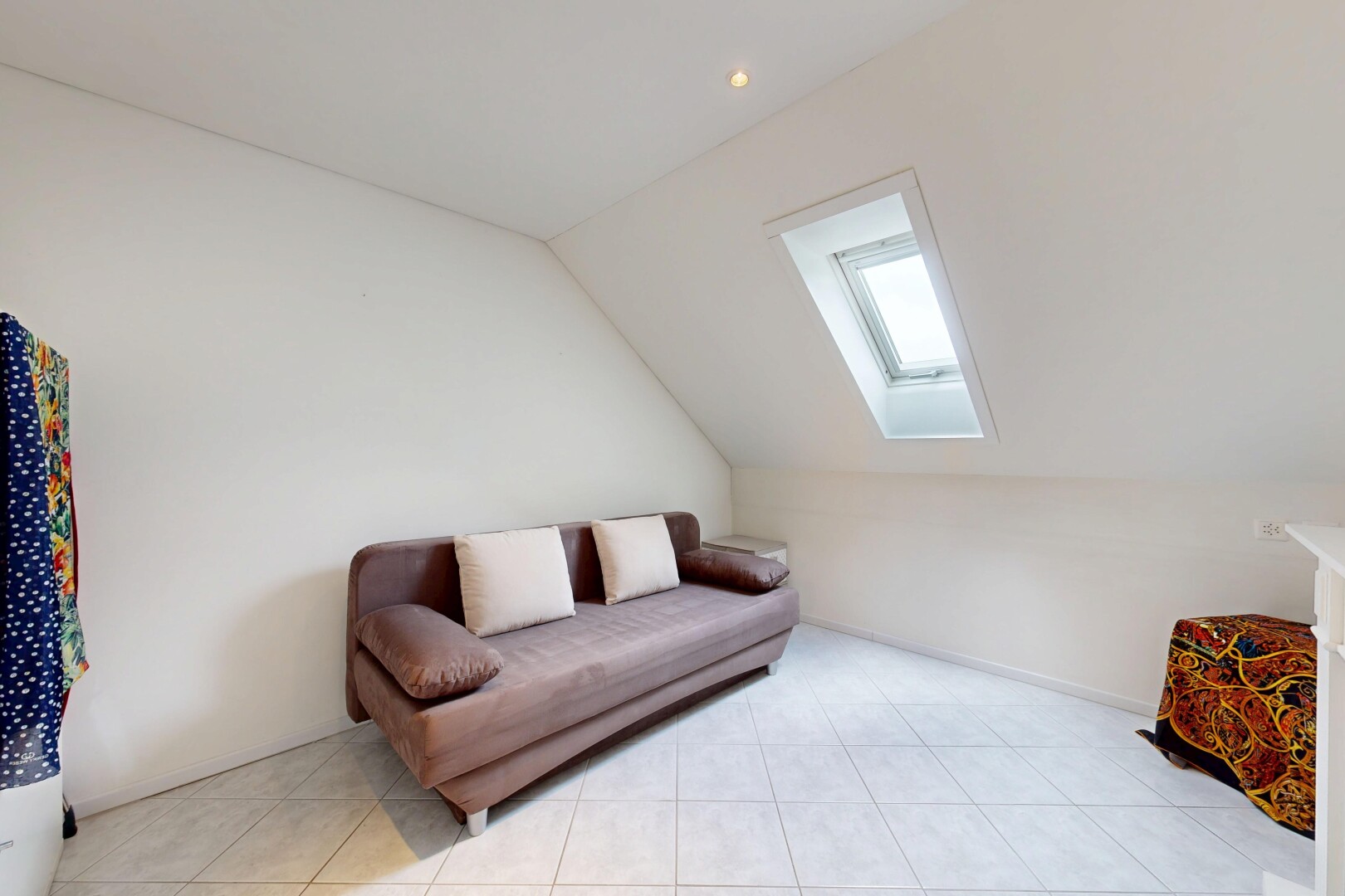 salon avec puits de lumière, pièce supplémentaire, inside property, vaulted ceiling, et plafond voûté