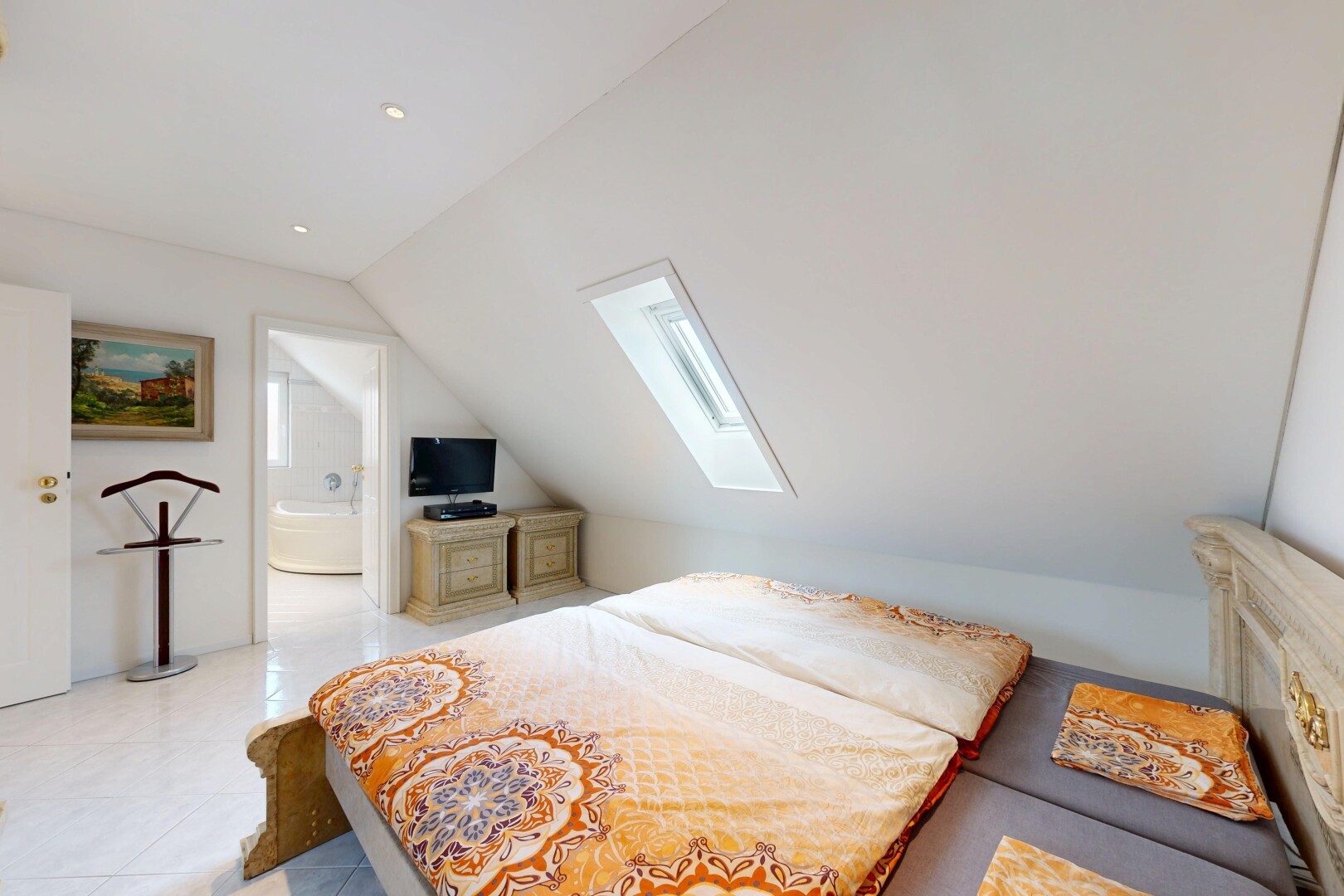 chambre avec plafond voûté, vaulted ceiling, inside property, télévision, et plafond bas