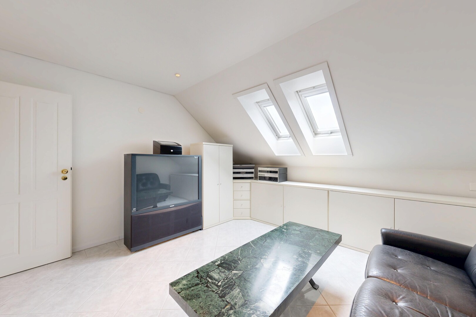 salon avec puits de lumière, plafond voûté, vaulted ceiling, pièce supplémentaire, et inside property