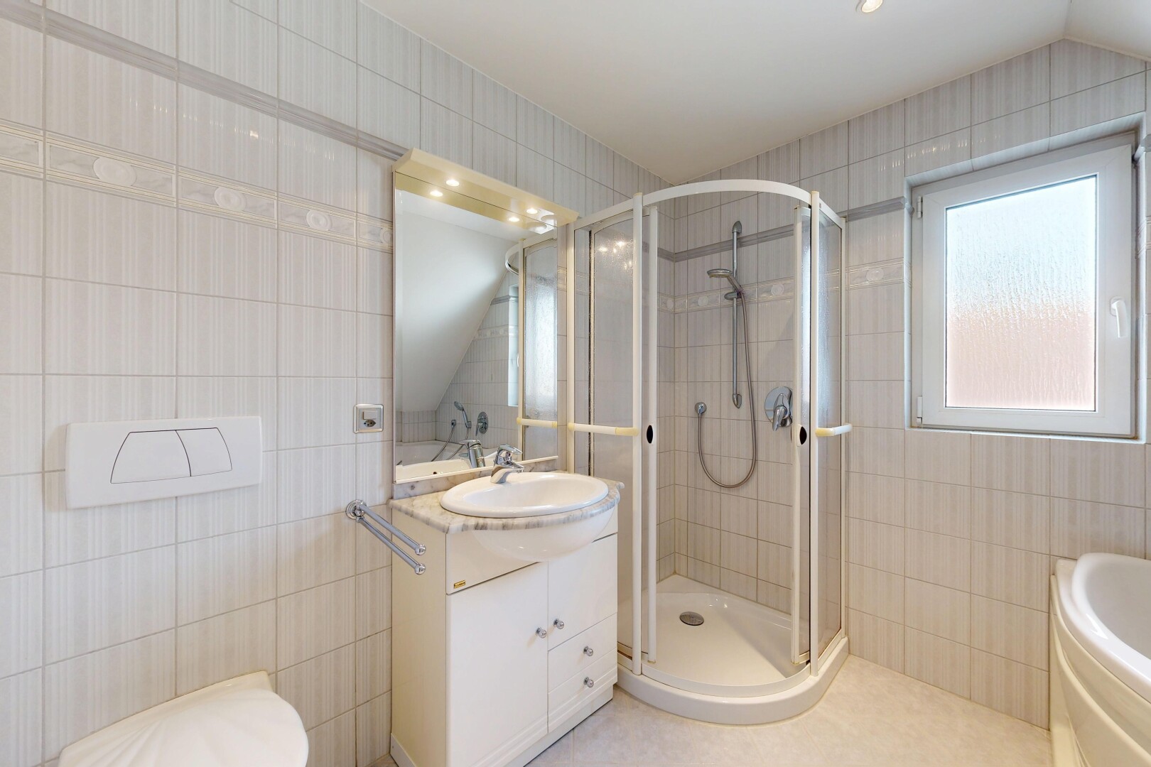salle de bains avec mur en carrelage, tile wall, salle de bain complète, douche, et miroir