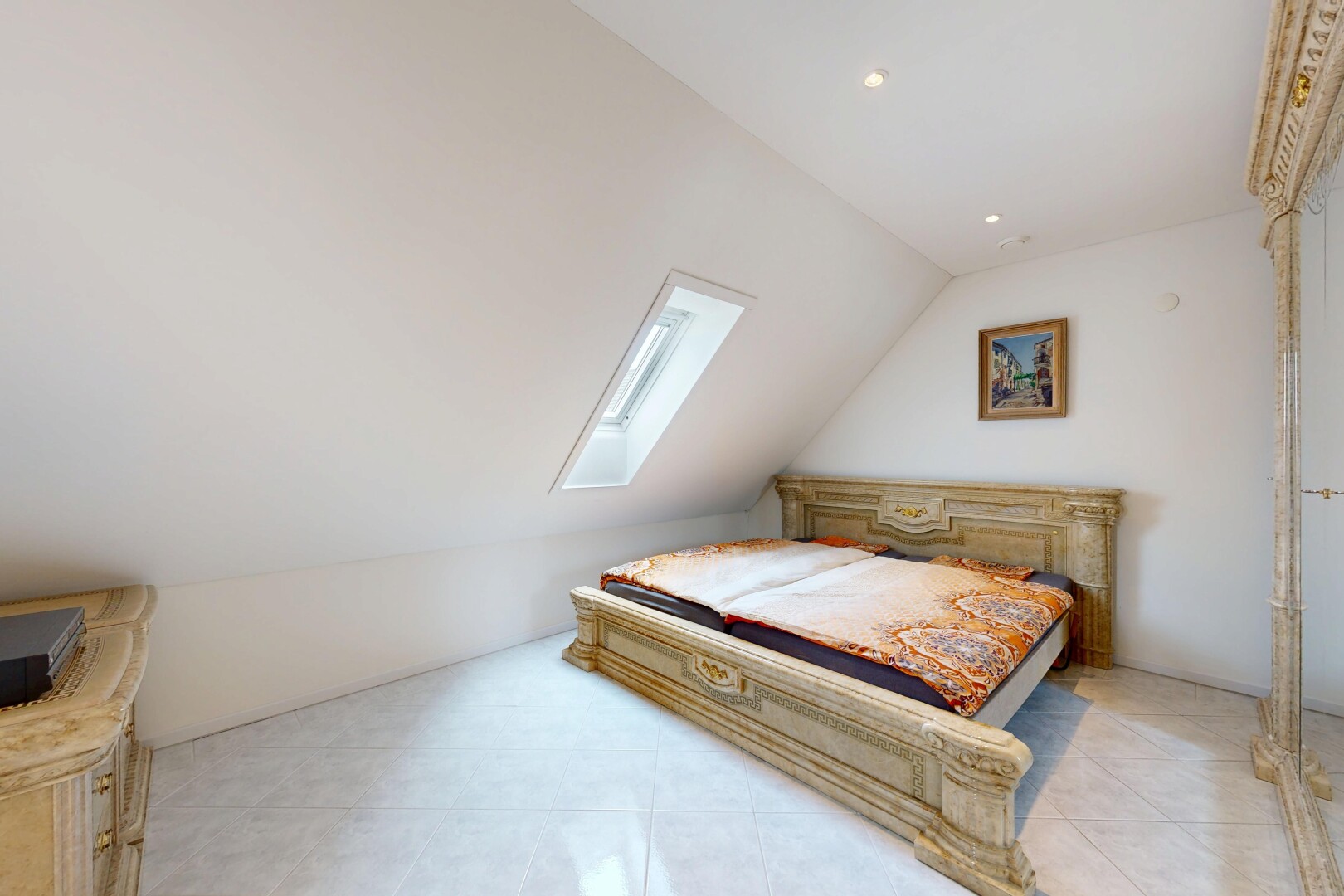 chambre avec vaulted ceiling, plafond voûté, inside property, puits de lumière, et low ceiling